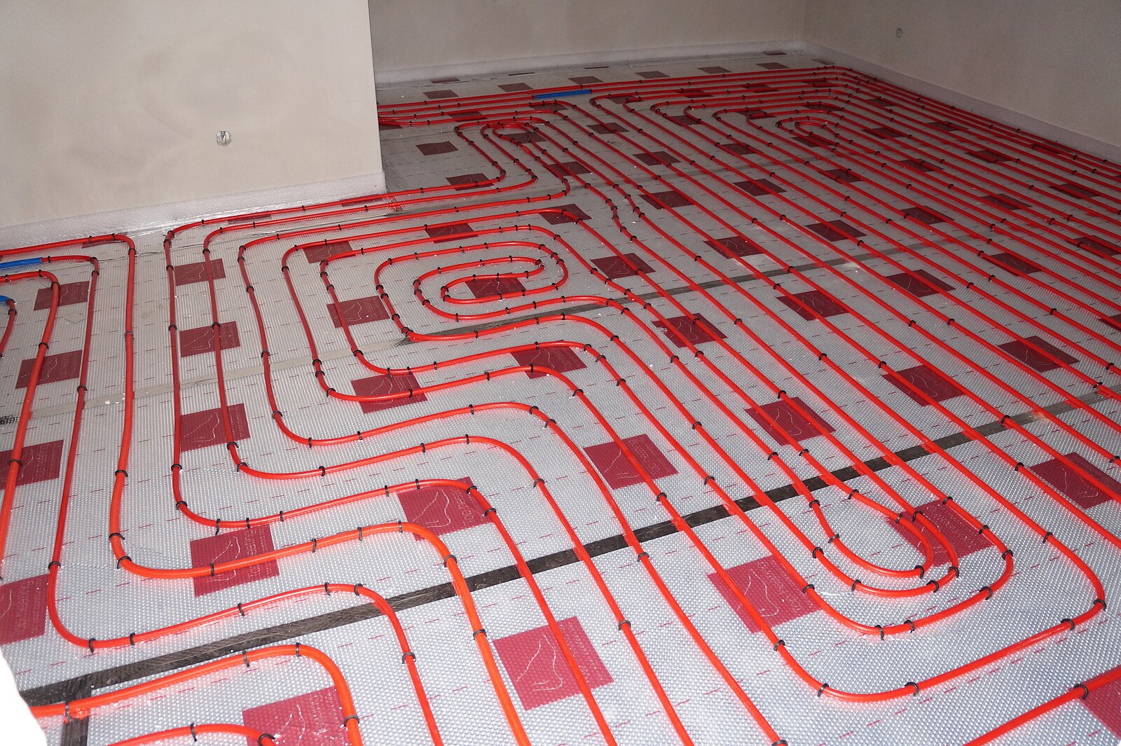 Sistem hidronic de încălzire în pardoseală în curs de instalare