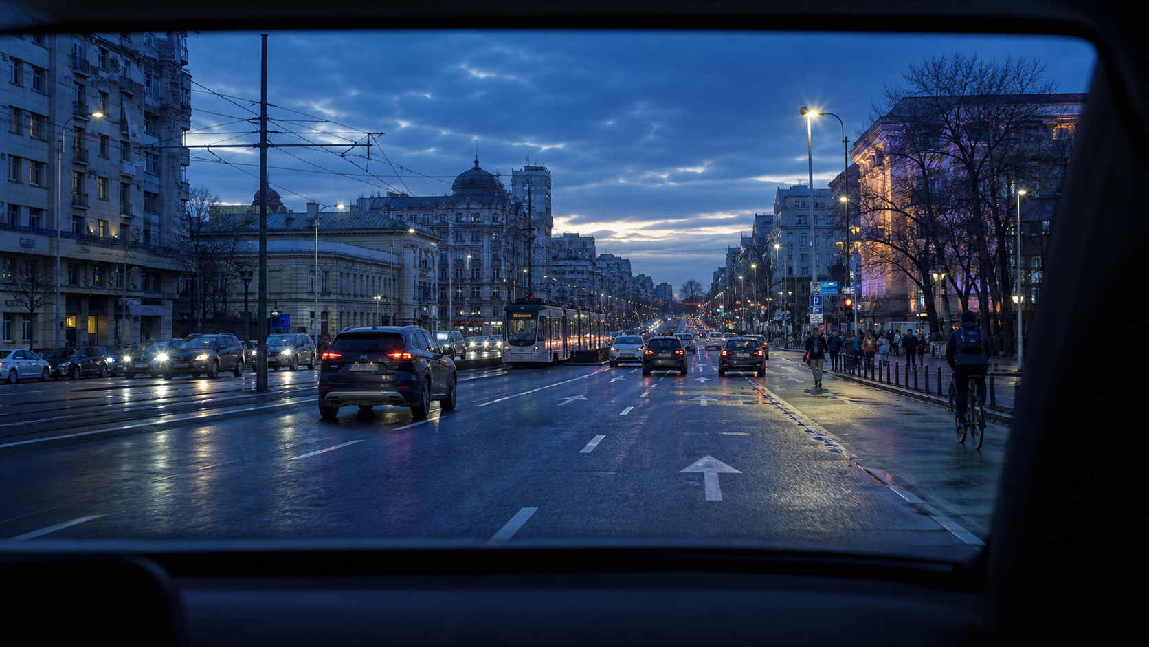Bulevard urban văzut prin parbriz, la ora albastră