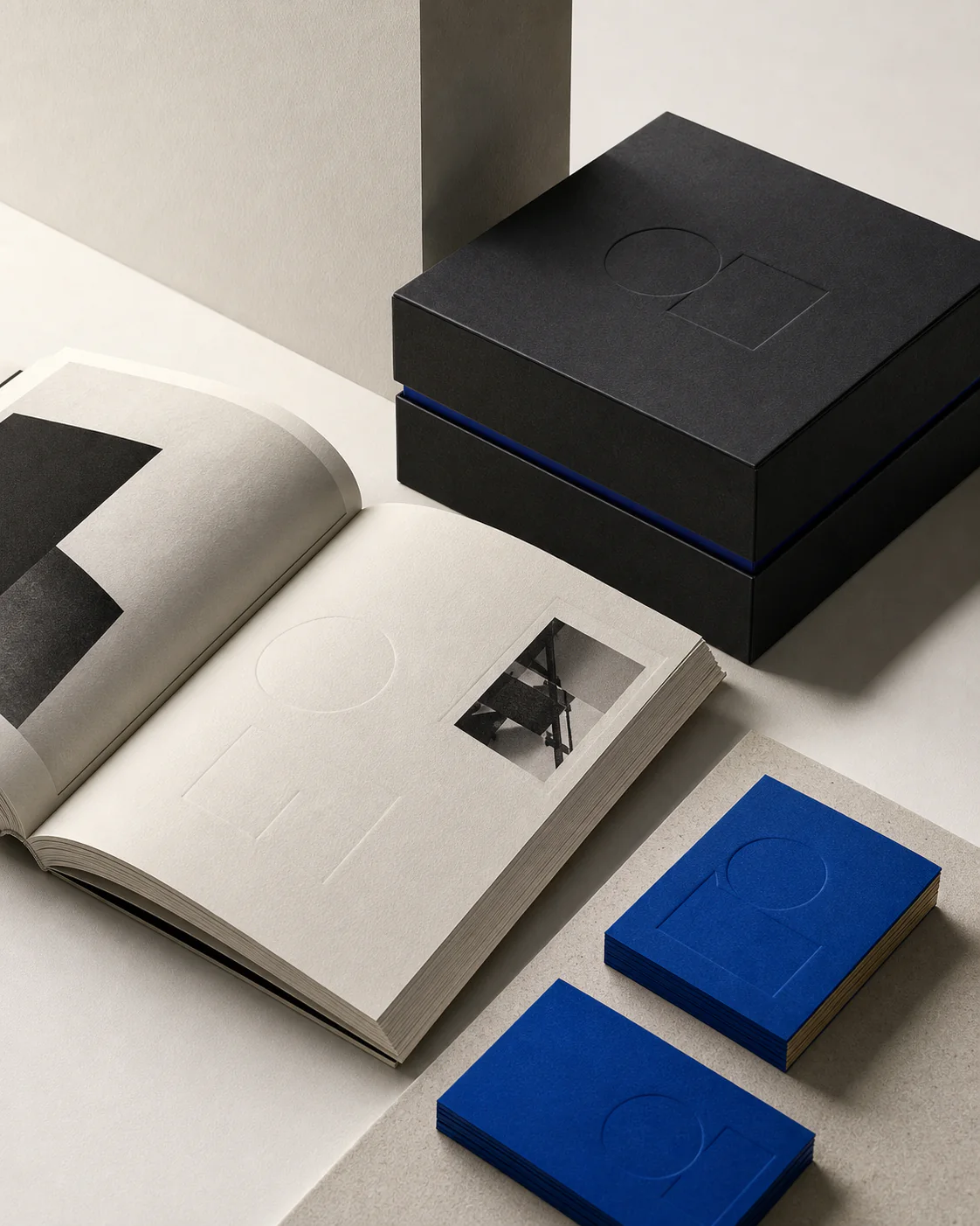 Catalog, cărți de vizită și ambalaj premium, fotografiate editorial