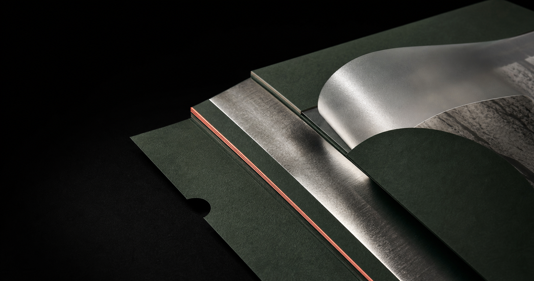 Obiect editorial stratificat, realizat din hârtie verde texturată, film translucid și aluminiu